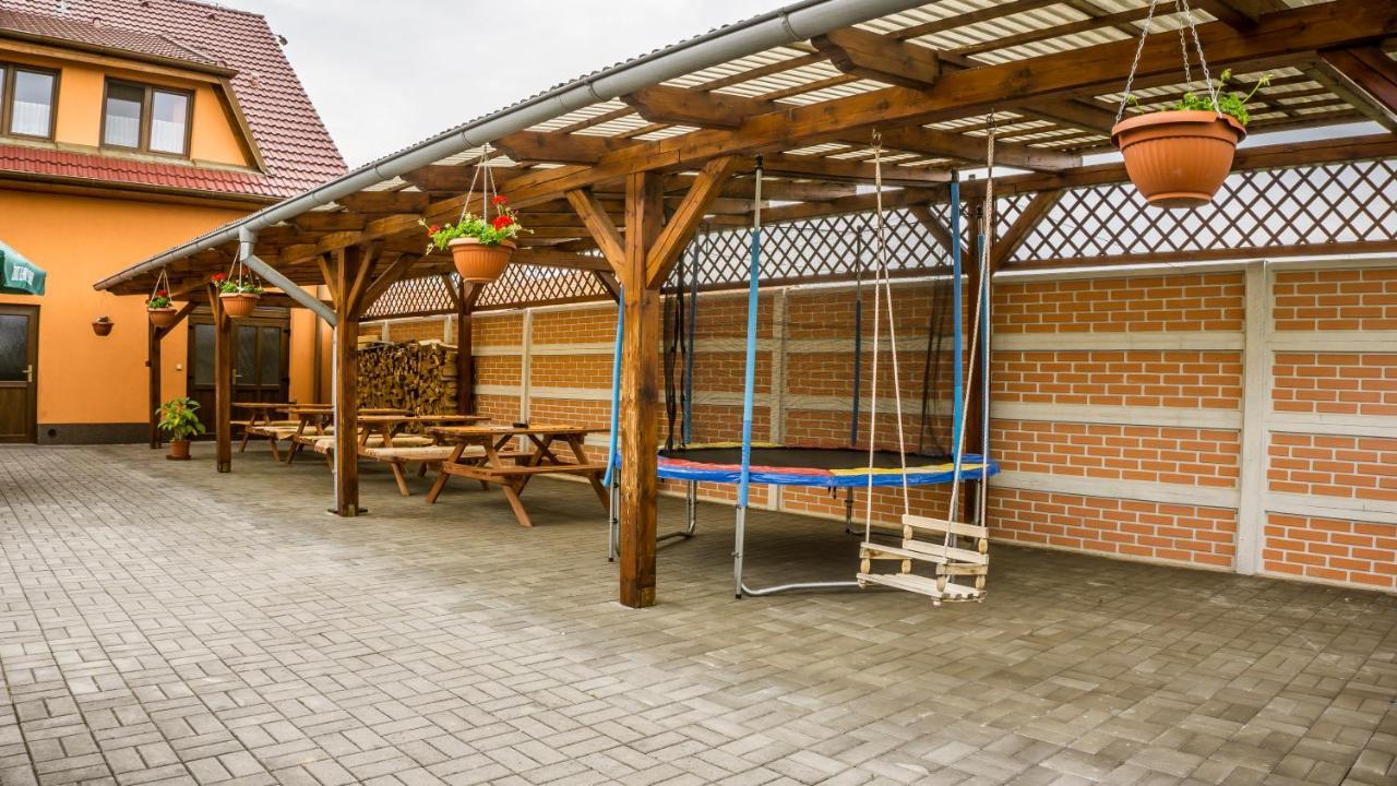 Penzion S Restauraci Na Furhaple Sakvice Bagian luar foto