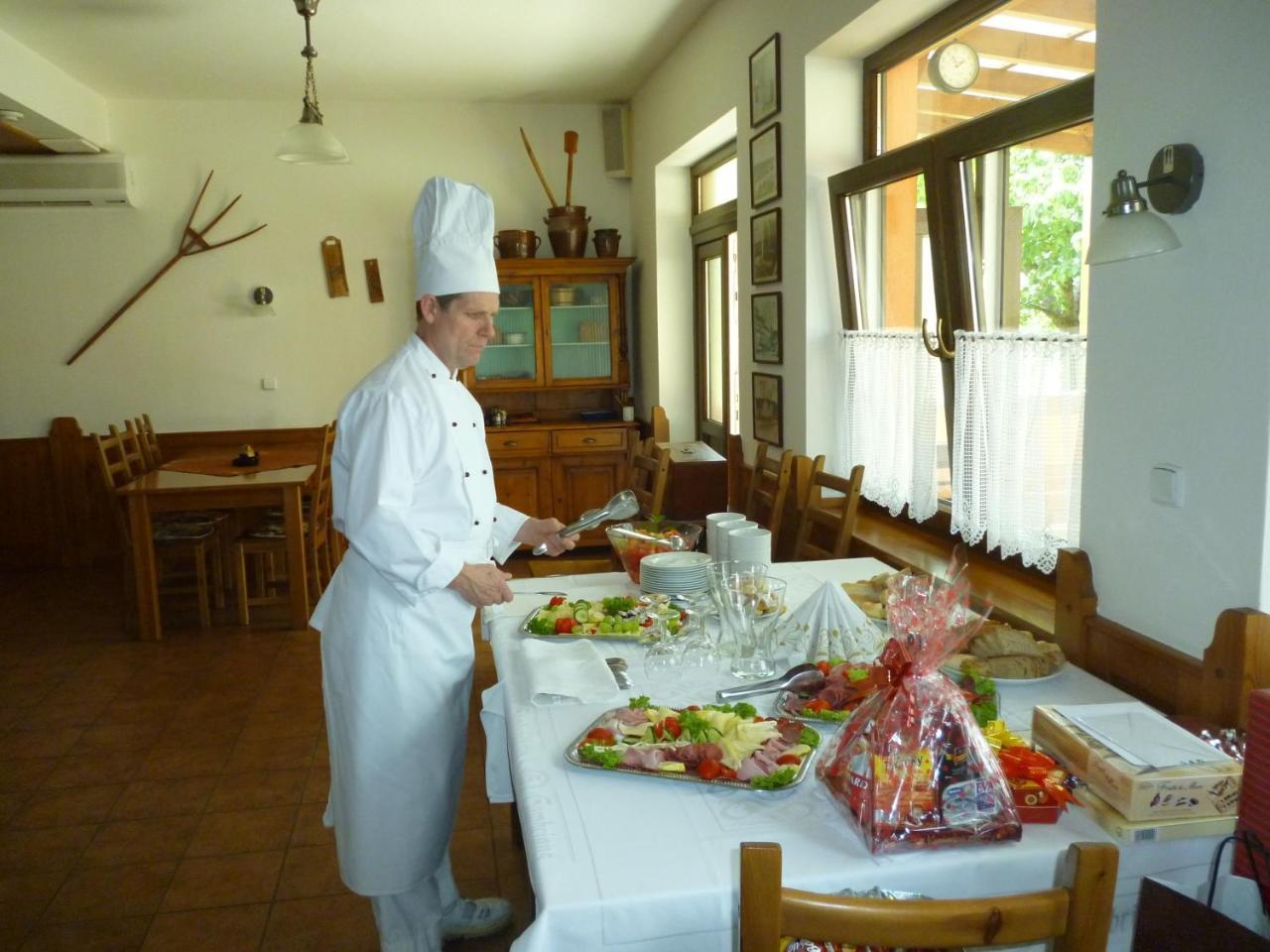 Penzion S Restauraci Na Furhaple Sakvice Bagian luar foto
